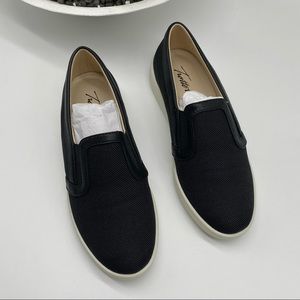 TROTTERS Alright Slip-On Sneaker in Black size 5.5M New in Box